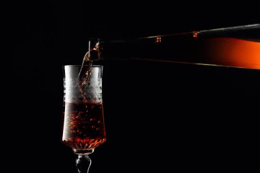 Kristal bir bardağa dökülen antika şişeden yıllanmış altın güçlendirilmiş şarap. Boşluğu kopyala.