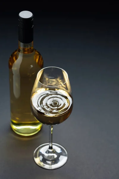 Bouteille Verre Vin Blanc Une Goutte Vin Tombe Dans Verre — Photo