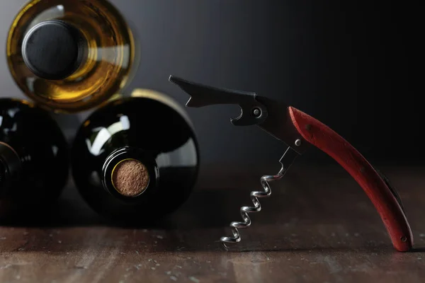 Ungeöffnete Flaschen Rot Und Weißwein Und Korkenzieher Auf Einem Alten — Stockfoto