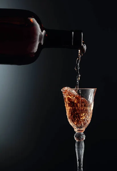 Zrající Zlaté Alkoholizované Víno Vinobraní Láhve Nalévá Křišťálové Sklenice Kopírovat — Stock fotografie