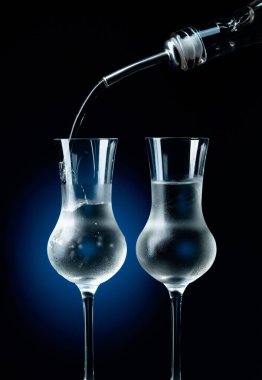 Votka şişeden bardağa buzla doldurulur..