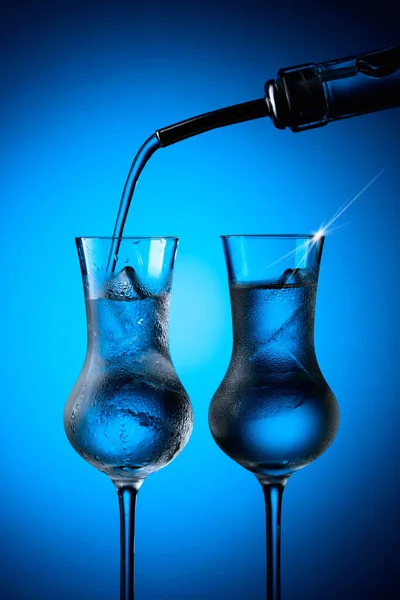 Wódkę Wlewa Się Butelki Szklanek Lodem — Zdjęcie stockowe