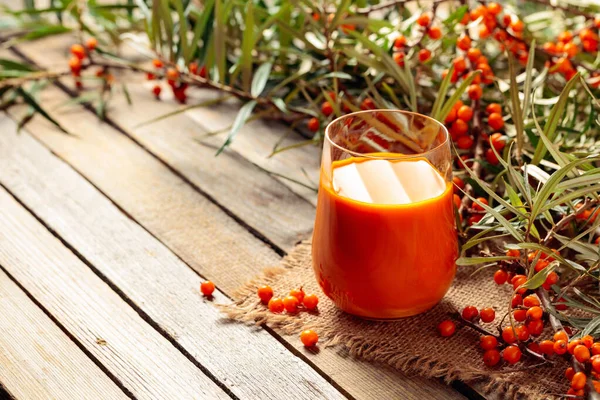 Segelas Jus Buckthorn Laut Dengan Buah Berry Segar Atas Meja — Stok Foto