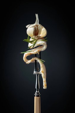 Sarımsak ve biberiyeli tuzlanmış domuz yağı. Çatallı baharatlı domuz yağı. Geleneksel Ukrayna mutfağı.