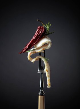 Çatalda tuzlanmış baharatlı domuz yağı. Biberiyeli domuz yağı ve koyu arkaplanda kırmızı biber. Geleneksel Ukrayna mutfağı.