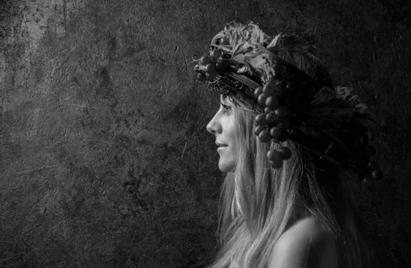 Πορτρέτο Της Όμορφης Καυκάσιας Ξανθιάς Γυναίκας Στεφάνι Στο Κεφάλι Διστακτική — Φωτογραφία Αρχείου