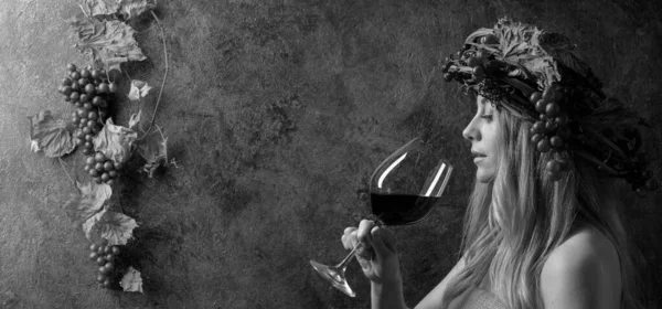 Porträtt Vacker Kaukasisk Blond Kvinna Med Glas Rött Vin Blyg — Stockfoto