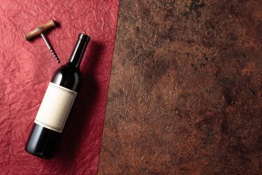 Eski, boş etiketli bir şişe kırmızı şarap. Yukarıdan bak. Boşluğu kopyala. 