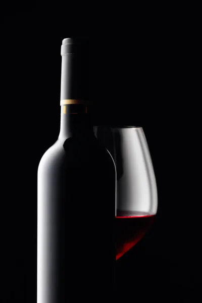 Μπουκάλι Και Ένα Ποτήρι Κόκκινο Κρασί Μαύρο Φόντο Αντιγραφή Χώρου — Φωτογραφία Αρχείου