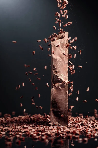 Gran Pedazo Chocolate Negro Migas Chocolate Cayendo Sobre Fondo Negro —  Fotos de Stock