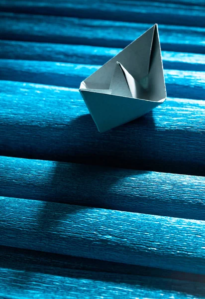 Origami Papierschiff Blauen Papiermeer Kopierraum — Stockfoto