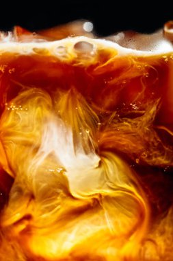 Buzlu kahveye krema dökülüyor. Makro çekim, boşluğu kopyala.