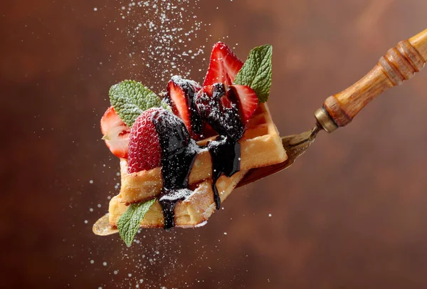 Çilekli Belçika Waffleları Nane Çikolata Sosu Üzerine Toz Şeker Serpiştirilmiş — Stok fotoğraf