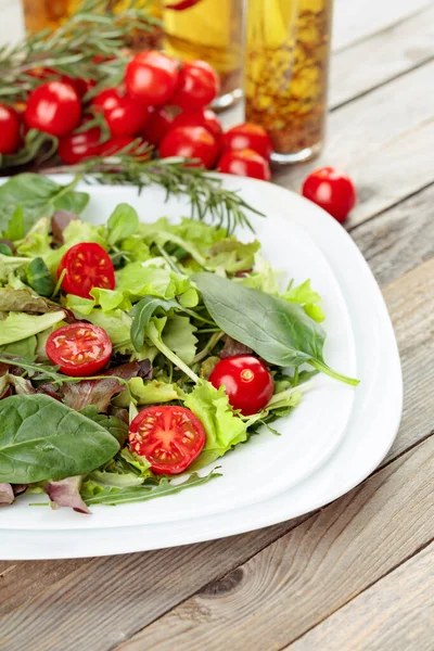 Salada Mista Fresca Com Tomate Cereja Prato Branco Uma Velha — Fotografia de Stock