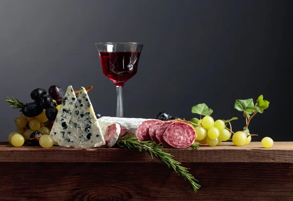 Eski Ahşap Bir Masada Kırmızı Şarap Atıştırmalıklar Bir Bardak Şarap — Stok fotoğraf