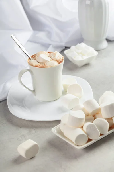 Chocolate Quente Com Marshmallows Caneca Branca — Fotografia de Stock