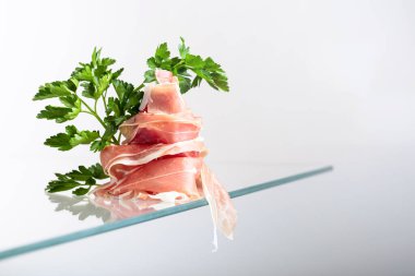 Cam masaya maydanozlu jambon, boşluğu kopyala.