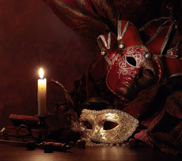 Maski Karnawałowe Kości Mały Mosiężny Świecznik Płonącą Świecą Akcesoria Karnawałowe — Zdjęcie stockowe