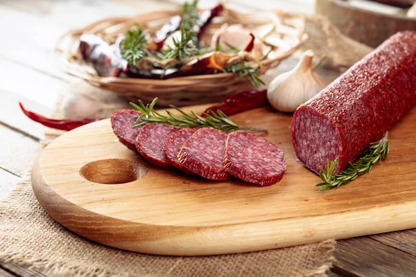 Salami Skärbräda Skivad Korv Med Rosmarin Röd Paprika Och Vitlök — Stockfoto