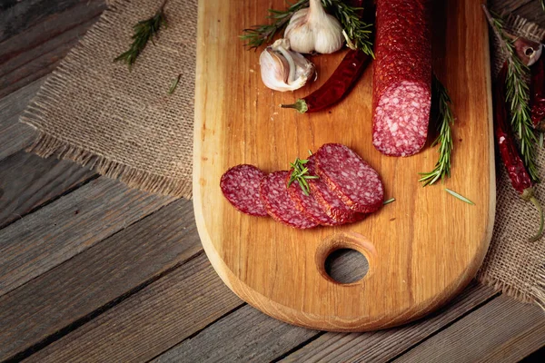 Salame Uma Tábua Corte Salsicha Fatiada Com Alecrim Pimenta Vermelha — Fotografia de Stock