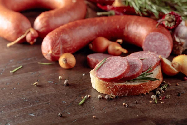 Panino Con Salame Una Vecchia Salsiccia Tavola Legno Con Pane — Foto Stock