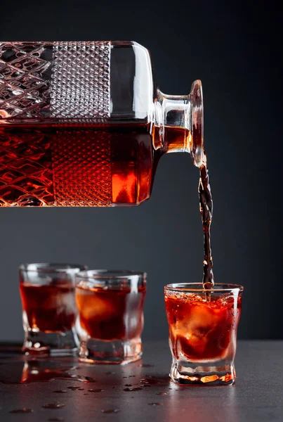 Whisky Versa Bicchiere Smerigliato Con Ghiaccio Naturale Bevanda Alcolica Viene — Foto Stock