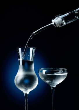 Votka şişeden buzlu dondurulmuş bardağa dökülür..