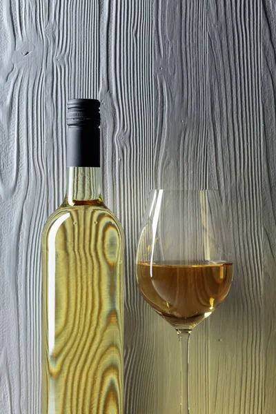 Fles Glas Witte Wijn Een Witte Houten Achtergrond Kopieerruimte — Stockfoto