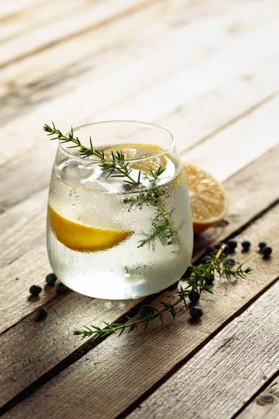 Alkoholdryck Gin Tonic Cocktail Med Citron Enbär Gren Och Rustika — Stockfoto