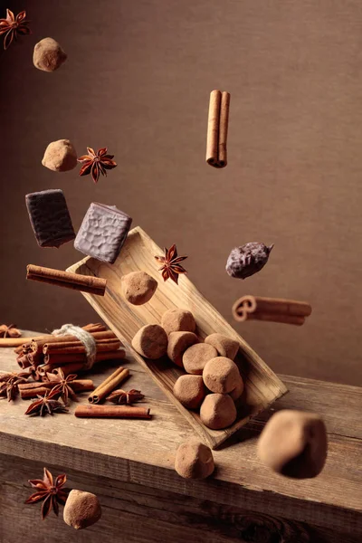 Flygande Choklad Och Kryddor Fallande Gammal Träskål Med Choklad Kanel — Stockfoto