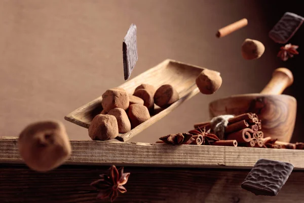 Cioccolatini Volanti Spezie Piatto Legno Antico Con Cioccolatini Cannella Anice — Foto Stock