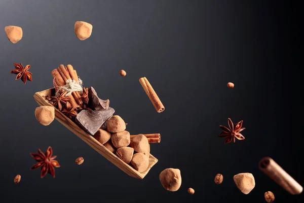 Létající Čokolády Koření Padající Staré Dřevěné Jídlo Čokoládou Skořicí Kávovými — Stock fotografie