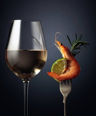 Biberiyeli ve çatallı bir bardak şarap ve karides. Boşluğu kopyala.