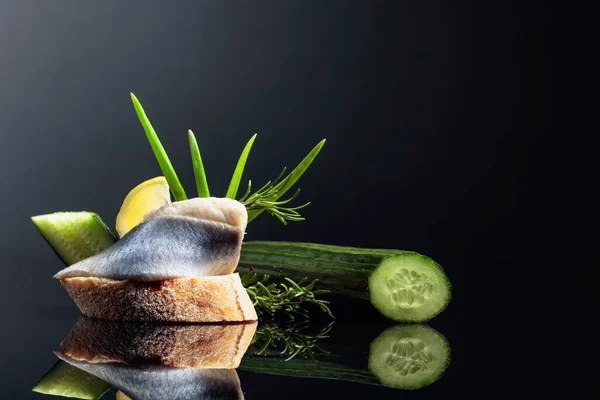 Hareng Citron Concombre Vert Oignon Romarin Sandwich Filet Hareng Dans — Photo