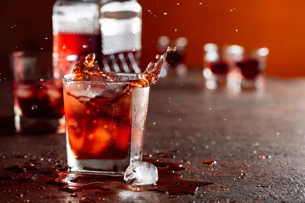 Kawałki Lodu Wpadają Mrożonej Szklanki Whisky Napoje Alkoholowe Naturalnym Lodem — Zdjęcie stockowe