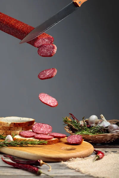 Sanduíche Com Salame Uma Tábua Corte Salsicha Fatiada Com Alecrim — Fotografia de Stock