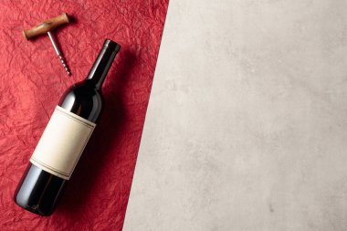 Eski, boş etiketli bir şişe kırmızı şarap. Yukarıdan bak. Boşluğu kopyala. 