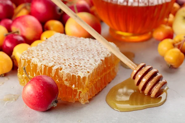 蜂蜜和成熟的小野生苹果 红色和黄色的螃蟹苹果 健康的有机食品 — 图库照片