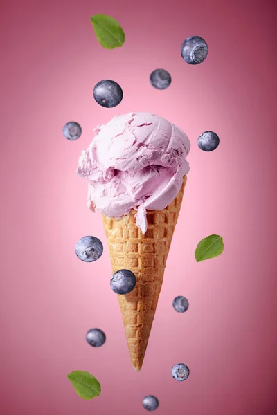 Egy Közeli Kép Áfonyás Jégkrémről Gofris Tölcsérben Jégkrém Rózsaszín Háttérrel — Stock Fotó