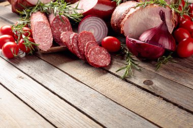 Lezzetli salam, jambon, taze sosis, domates ve biberiye ile yemek tepsisi. Seçmeli et tabağı. Boşluğu kopyala.