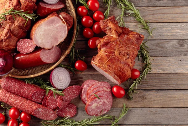 Matbricka Med Läcker Salami Skinka Färsk Korv Tomat Och Rosmarin — Stockfoto