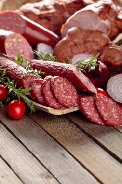 Lezzetli salam, jambon, taze sosis, domates ve biberiye ile yemek tepsisi. Seçmeli et tabağı. Boşluğu kopyala.