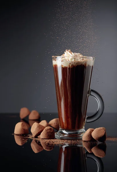 Yer Mantarı Kremalı Bir Bardak Sıcak Çikolata Siyah Yansıtıcı Arka — Stok fotoğraf