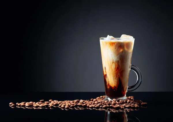 Kaffe Fryst Glas Och Kaffebönor Svart Reflekterande Bakgrund Kopiera Utrymme — Stockfoto