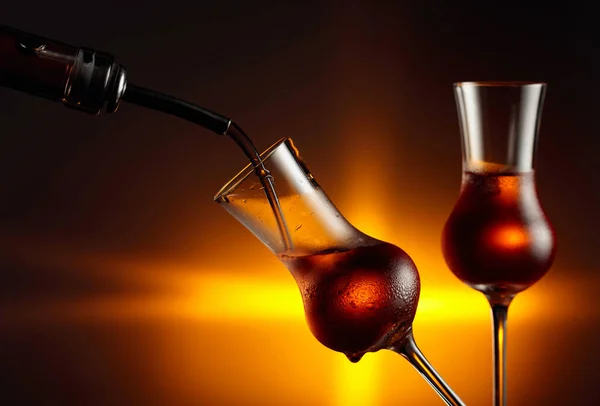 Наливаємо Алкогольний Напій Склянку Натуральним Льодом Парові Келихи Міцним Алкогольним — стокове фото