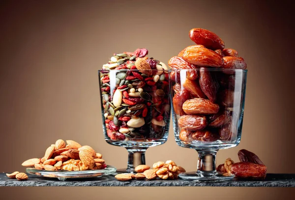 Hurma ve kurutulmuş meyve, fındık ve tohum. Boşluğu kopyala.