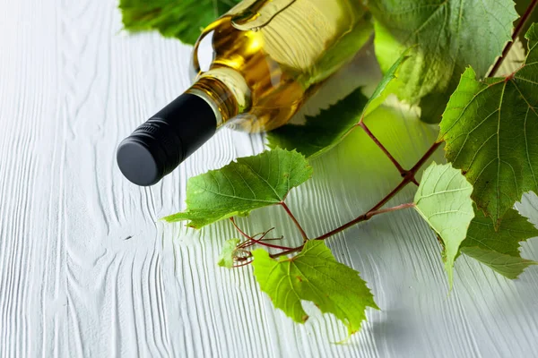 Uma Garrafa Não Aberta Vinho Branco Videira Sobre Fundo Madeira — Fotografia de Stock