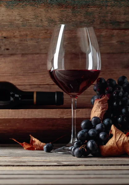 Rotwein Und Eine Traube Auf Einem Alten Holztisch Weinkeller Selektiver — Stockfoto