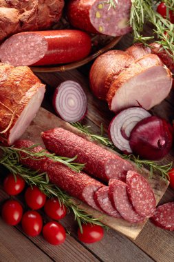 Lezzetli salam, jambon, taze sosis, domates ve biberiye ile yemek tepsisi. Seçili et tabağı. 