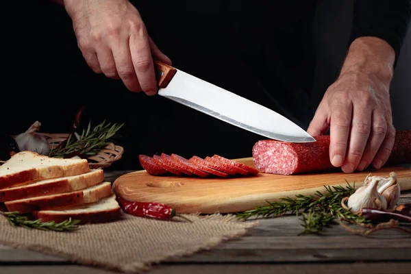 Een Man Snijdt Een Worst Voor Een Broodje Gesneden Salami — Stockfoto